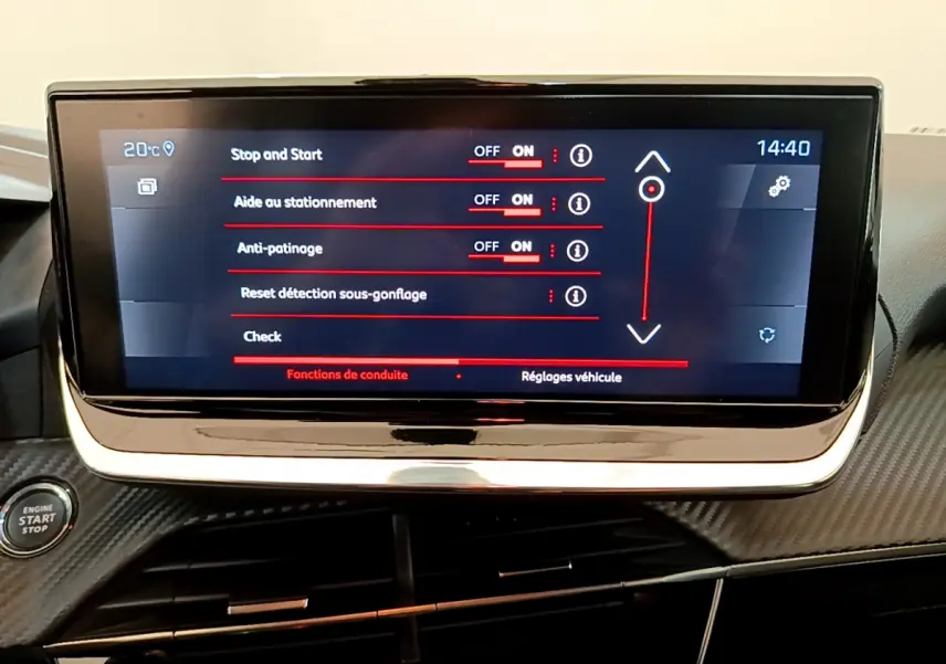 Écran tactile central affichant les réglages de conduite d'une Peugeot 208 PureTech 100, intérieur noir avec bouton start.