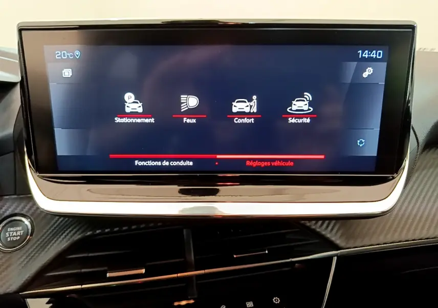 Écran tactile central affichant les réglages véhicule dans l'habitacle d'une Peugeot 208 blanche, vue de face rapprochée.
