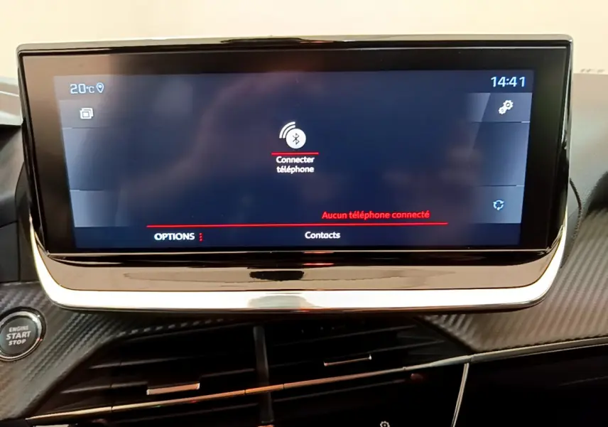 Écran tactile central de 7 pouces affichant la connexion Bluetooth dans l’habitacle noir du Peugeot 208 blanc PureTech 2020.