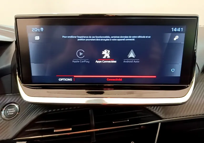 Écran tactile central de la Peugeot 208 PureTech 100 blanc, affichant les options Apple CarPlay et Android Auto.
