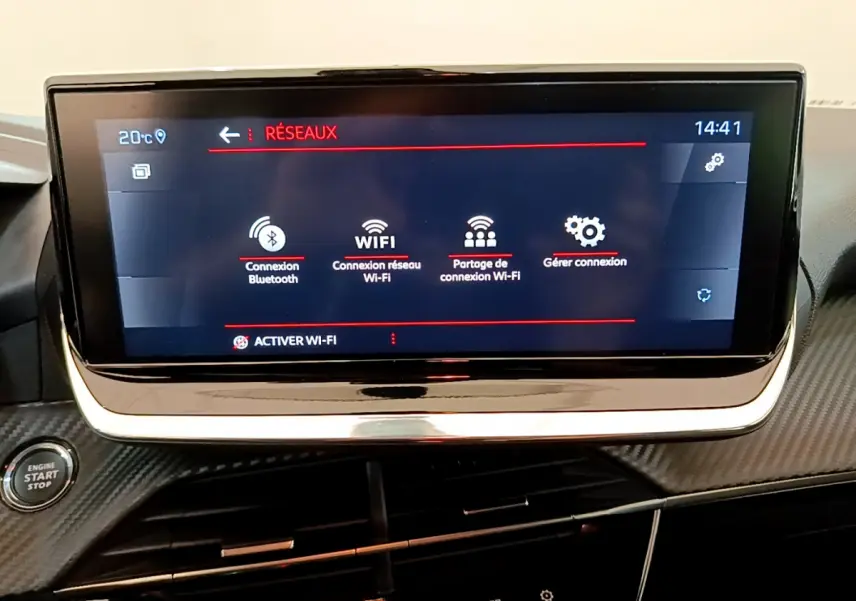 Écran tactile central affichant les options réseau dans l’habitacle d’une Peugeot 208 blanche de 2020.