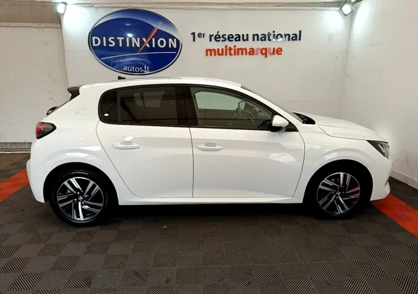 Profil côté gauche d'une Peugeot 208 blanche 2020, finition Allure Business, avec jantes alliage et vitres teintées.