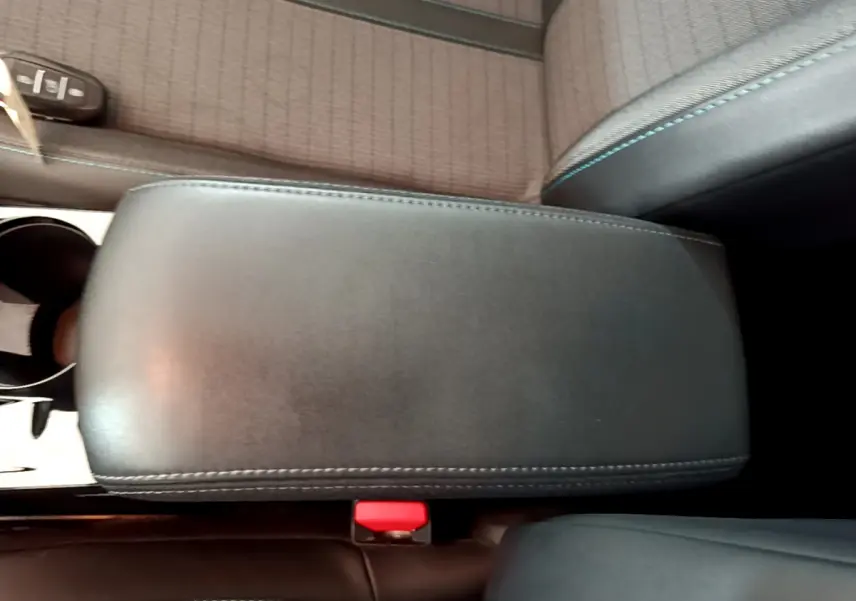 Accoudoir central noir et siège tissu gris avec surpiqûres bleues dans Peugeot 208 PureTech 100 S&S Allure Business 2020