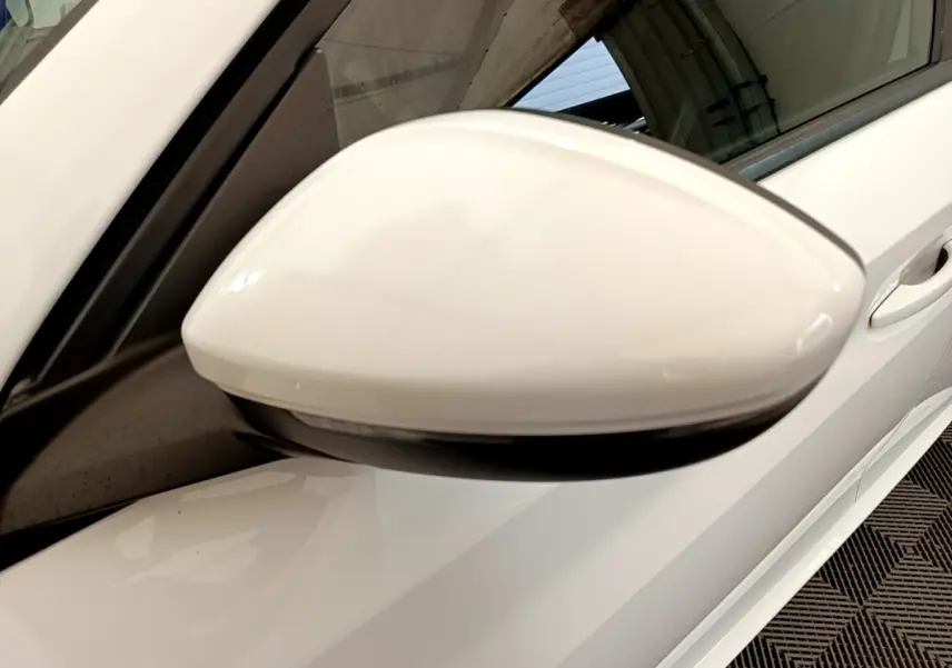 Rétroviseur côté gauche blanc de la Peugeot 208 PureTech 100 S&S Allure Business 2020 vue en gros plan.