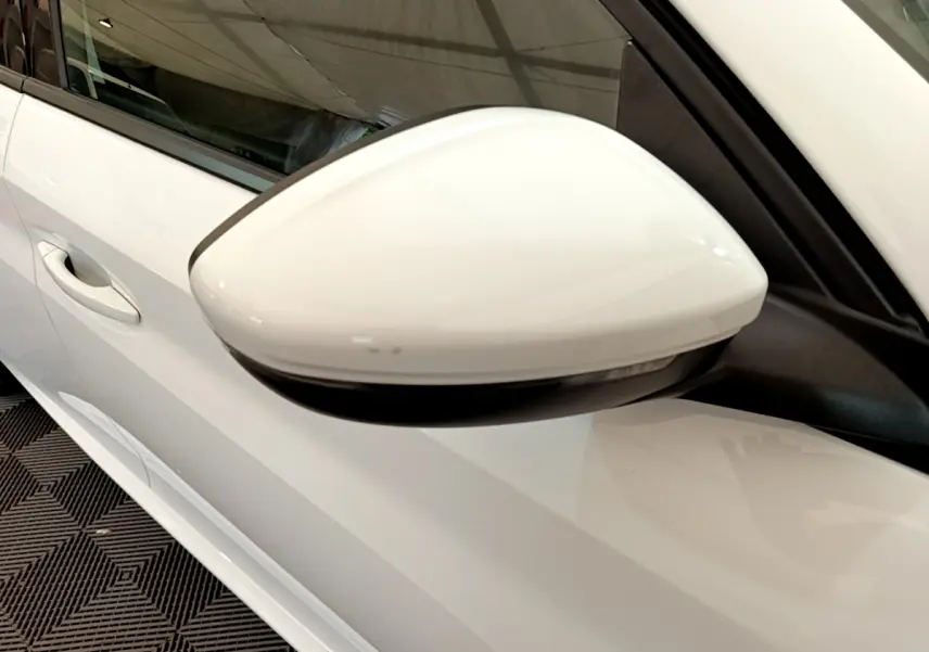 Gros plan sur le rétroviseur côté gauche blanc d'une Peugeot 208 PureTech 100 S&S Allure Business 2020.