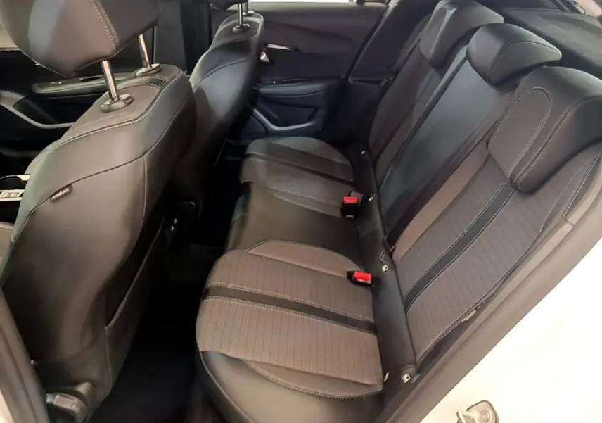 Vue intérieure côté droit des sièges arrière noirs en tissu et cuir d'une Peugeot 208 blanche PureTech 100 S&S Allure Business 2020.