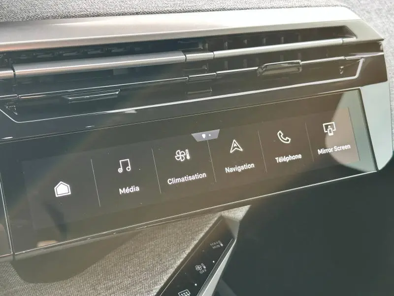 Écran tactile central du tableau de bord du Peugeot 3008 gris titane, affichant les menus multimédia et navigation.