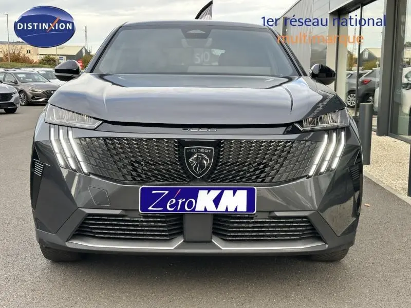 Vue frontale du Peugeot 3008 gris titane 2025 avec calandre noire et feux LED verticaux distinctifs.