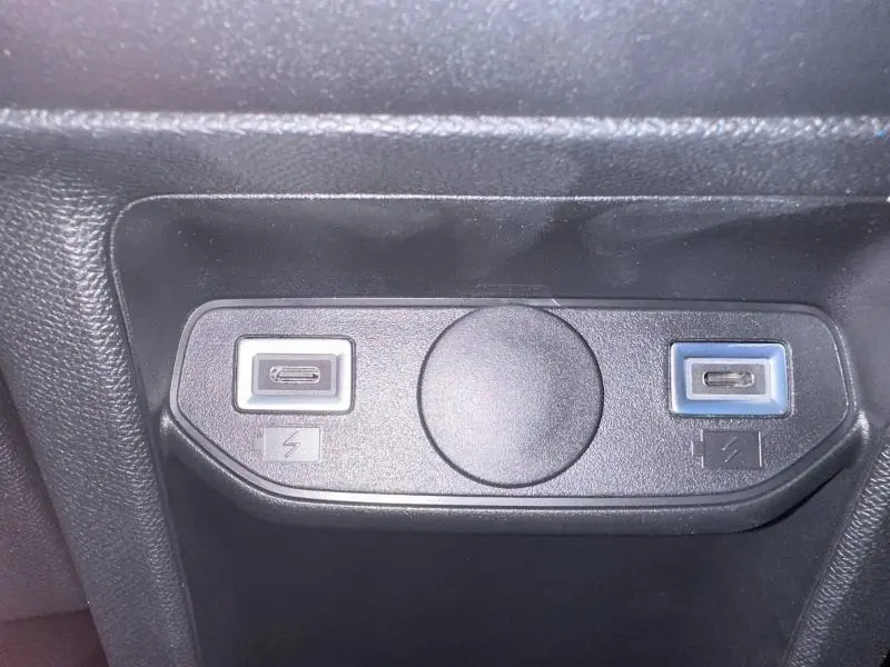 Gros plan sur les deux ports USB de recharge rapide dans l'habitacle du Peugeot 3008 gris Titane 2025.