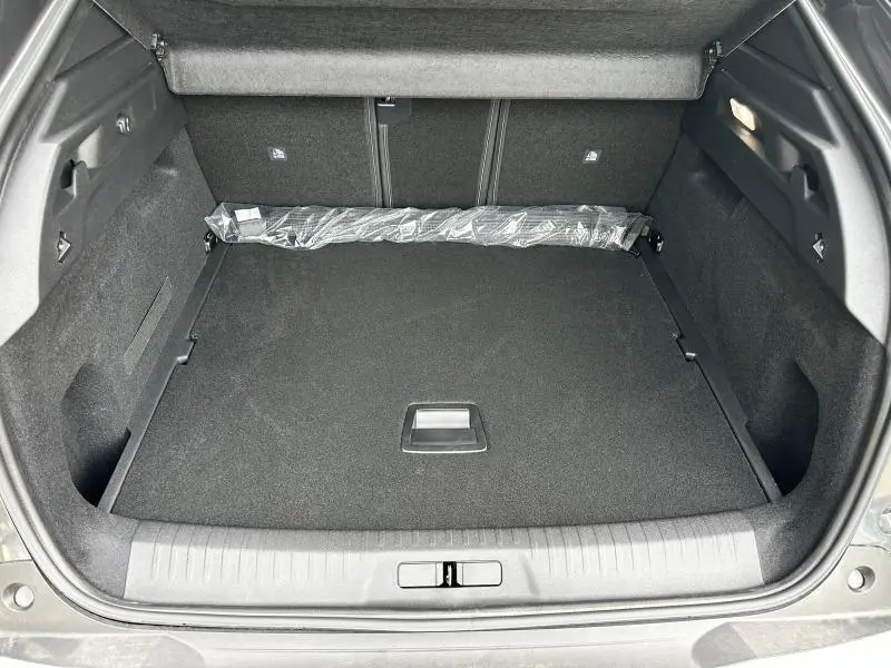 Coffre ouvert du Peugeot 3008 gris titane, montrant un espace de chargement propre et bien agencé.