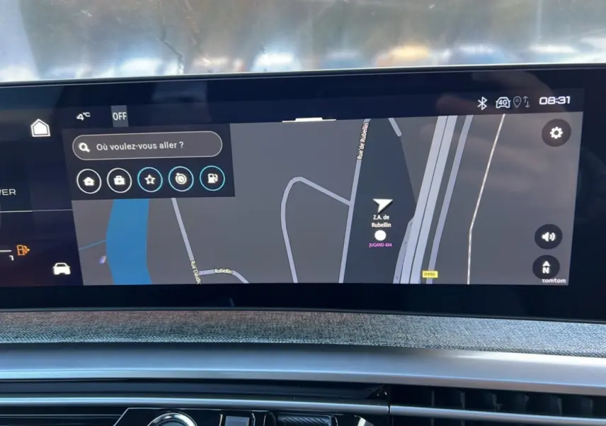 Écran tactile central du tableau de bord du Peugeot 3008 Hybrid 145 GT, affichant la navigation GPS.