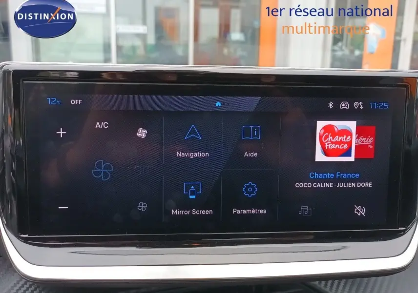 Écran tactile central de la Peugeot 208 2025 affichant la navigation et la radio Chante France.