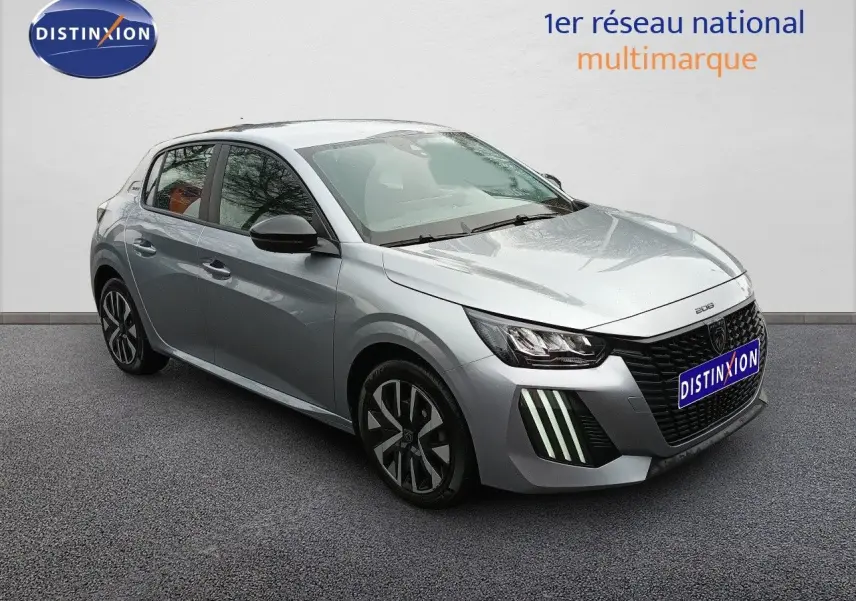 Vue 3/4 avant droite d'une Peugeot 208 gris Artense métal avec feux LED et jantes alliage distinctives.