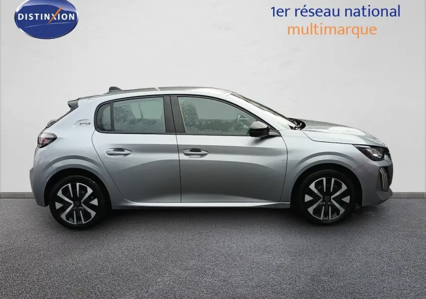 Vue de profil droit d'une Peugeot 208 1.2 100CH S&S STYLE gris Artense métal avec jantes noires et détails modernes.