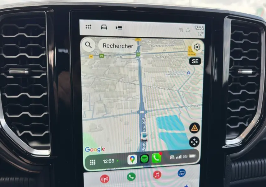 Écran tactile central du Ford Ranger 2026 affichant la navigation GPS avec interface connectée, entouré de grilles d'aération noires.