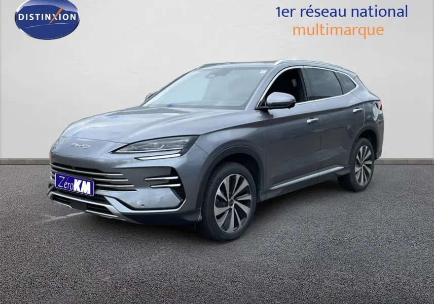 Vue 3/4 avant d’un SUV BYD SEAL U gris métallisé avec jantes bi-ton et calandre épurée sur fond neutre.
