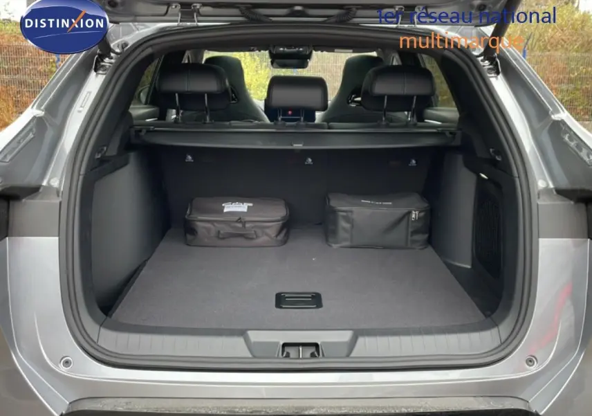 Coffre ouvert vu de l'arrière d'un BYD SEAL U gris Time Grey Metal avec deux sacs de rangement à l'intérieur.