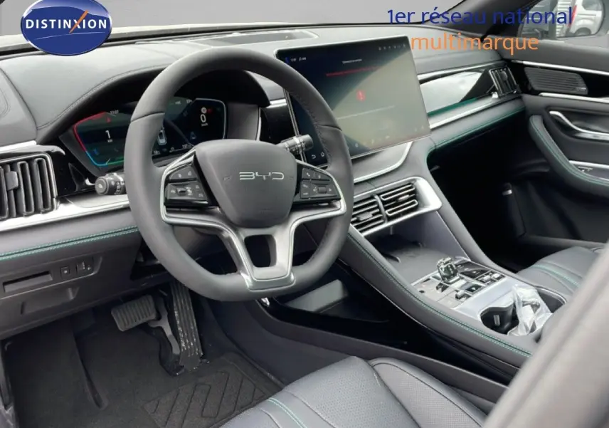 Vue intérieure côté conducteur du BYD SEAL U 2026, tableau de bord noir avec écran tactile et volant multifonction.