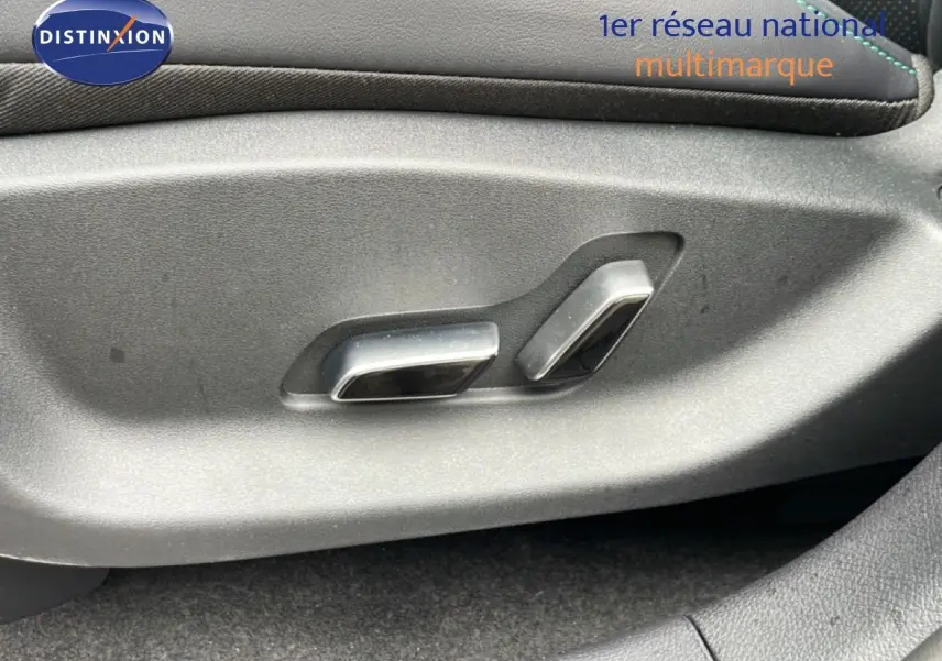 Gros plan sur les commandes électriques du siège côté gauche d’un BYD SEAL U gris Time Grey Metal.
