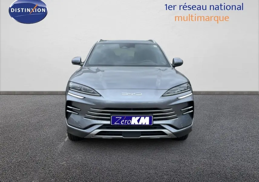 Vue frontale d'un BYD SEAL U 1.5L DM-i PHEV 218CH en gris métallisé Time Grey, avec calandre et phares LED distinctifs.