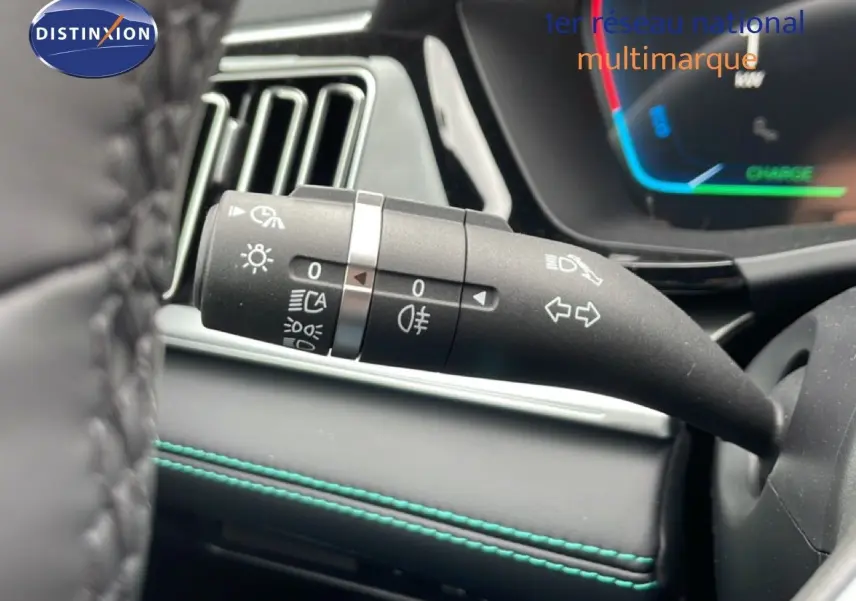 Gros plan sur la commande des feux et clignotants dans l’habitacle du BYD SEAL U 2026 avec surpiqûres turquoise.