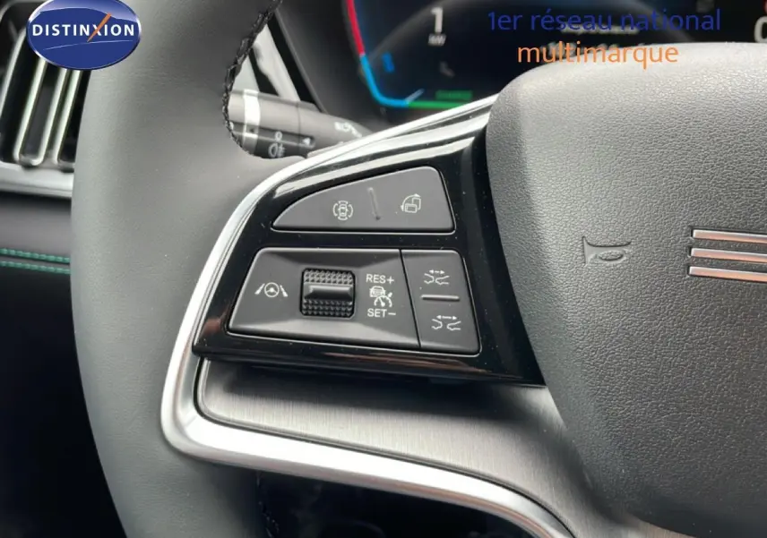 Gros plan sur les commandes à gauche du volant noir du BYD SEAL U 2026, avec finitions argentées et boutons multifonctions.