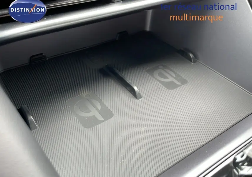 Détail du chargeur sans fil Qi intégré dans la console centrale du BYD SEAL U 2026, finition TIME GREY METAL.