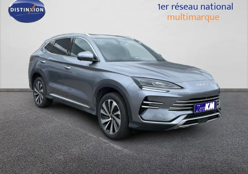Vue 3/4 avant droit du SUV BYD SEAL U hybride rechargeable en gris métallisé Time Grey, avec calandre et optiques modernes.
