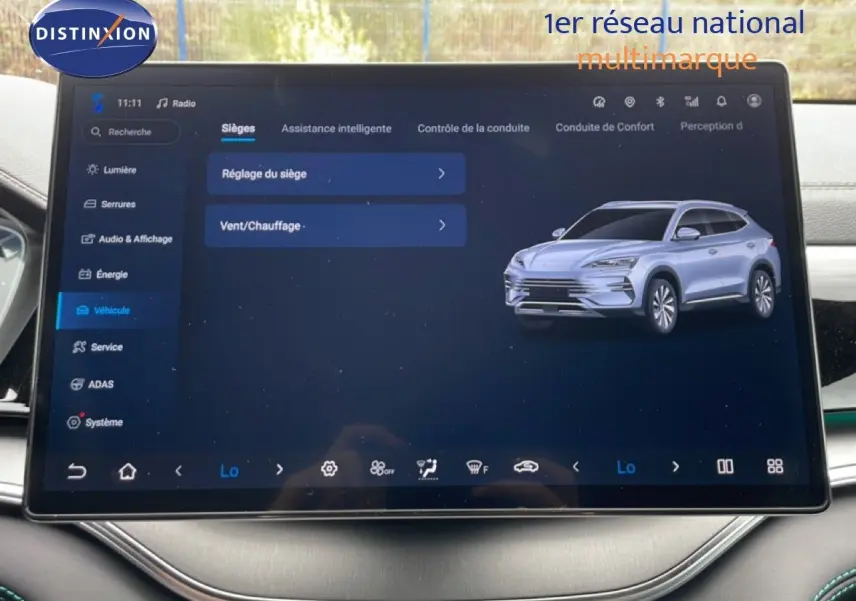 Écran tactile intérieur affichant les réglages du siège et une image 3D du BYD SEAL U gris métallisé.