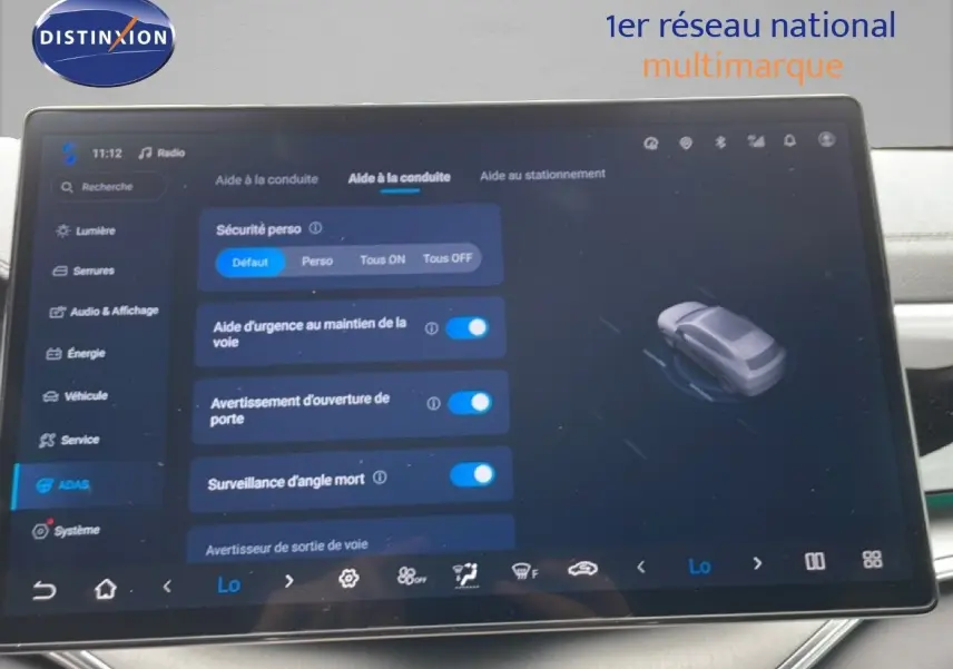 Écran tactile intérieur du BYD SEAL U 2026 affichant les aides à la conduite sur fond sombre.