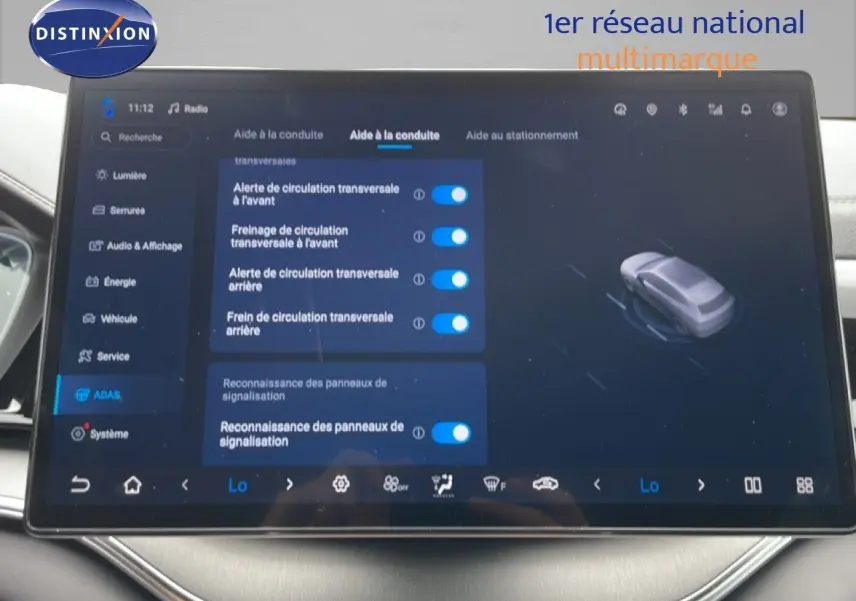 Écran tactile intérieur du BYD SEAL U 2026 affichant les réglages d'aide à la conduite en mode sombre.