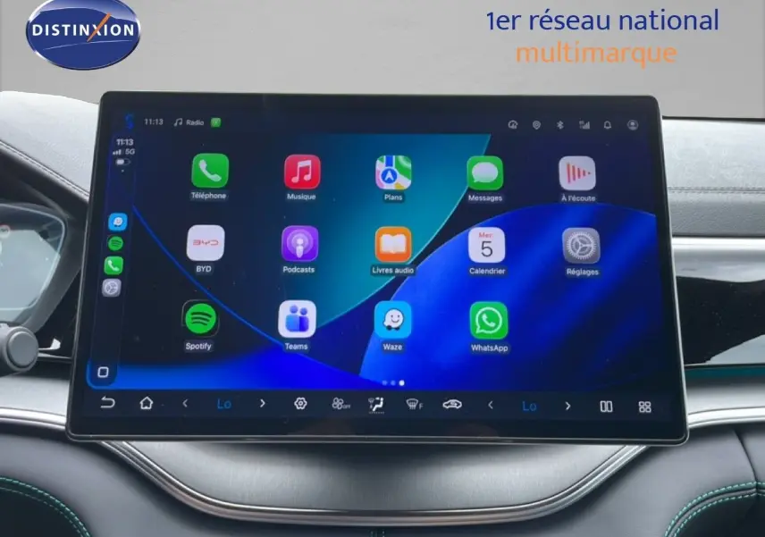 Écran tactile central large du tableau de bord du BYD SEAL U, affichant plusieurs applications connectées.