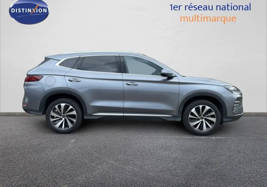 Vue de profil droit du SUV BYD SEAL U hybride rechargeable en gris métallisé, soulignant ses lignes fluides et ses jantes bicolores.