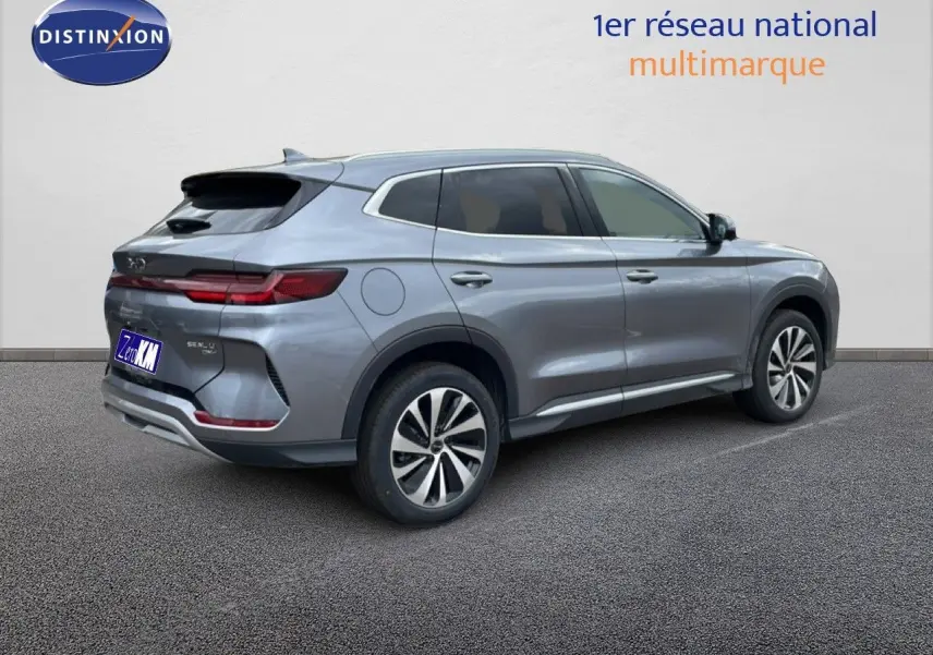 Vue 3/4 arrière droite du SUV BYD SEAL U gris métallisé avec feux arrière LED et jantes alliage.