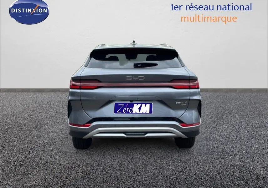 Vue arrière du BYD SEAL U 2026 hybride rechargeable en gris métallisé avec feux arrière horizontaux et logo BYD central.