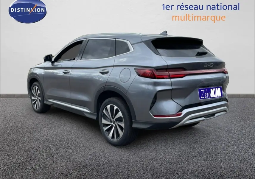 Vue 3/4 arrière droite du SUV BYD SEAL U gris métallisé avec feux arrière étirés et jantes bi-ton.