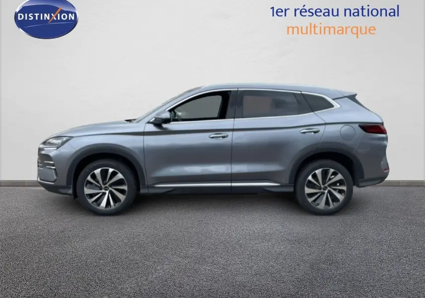 Vue de profil côté gauche du SUV BYD SEAL U hybride rechargeable en gris métallisé avec jantes alliage bicolores.