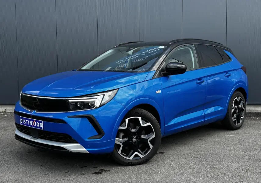 Opel Grandland bleu Vertigo en 3/4 avant droit avec toit noir et jantes alliage noires brillantes.