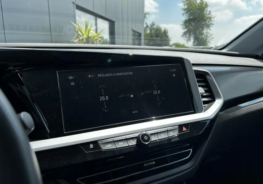 Écran tactile central affichant les réglages de climatisation du tableau de bord de l'Opel Grandland 2022.