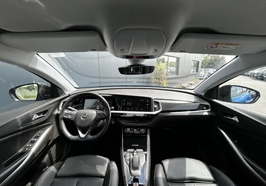 Intérieur avant de l'Opel Grandland 1.6 Hybrid 225 Ultimate, tableau de bord moderne et volant cuir multifonction.
