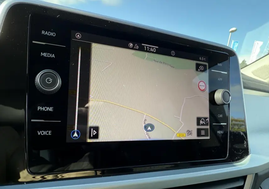 Écran tactile 8 pouces du système de navigation Discover Media dans l’habitacle du Volkswagen T-Roc 2025.