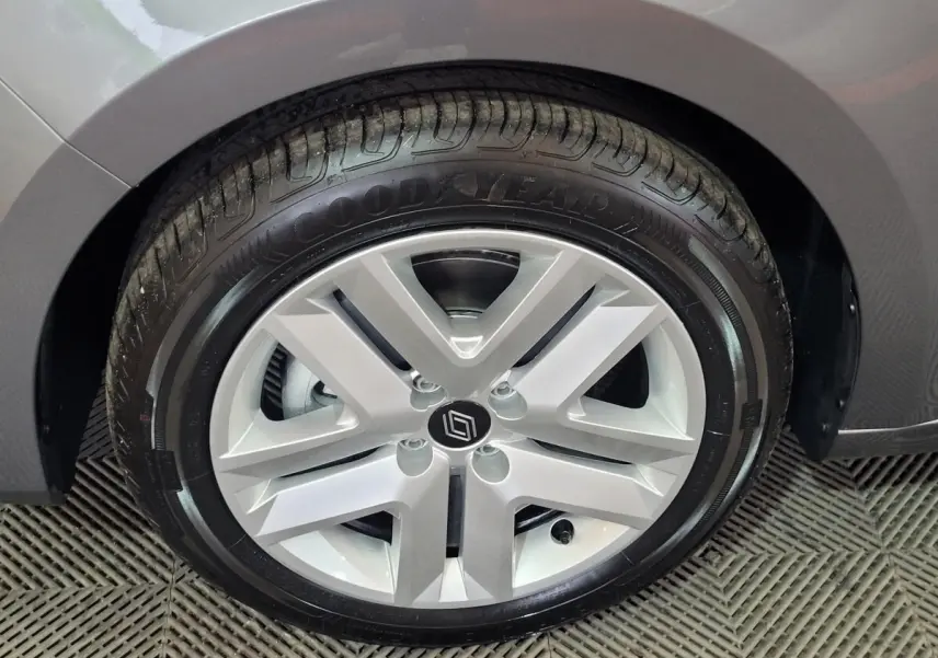 Gros plan sur la roue avant droite grise d'une Renault Clio Evolution Blue dCi 100 avec jante alu moderne.