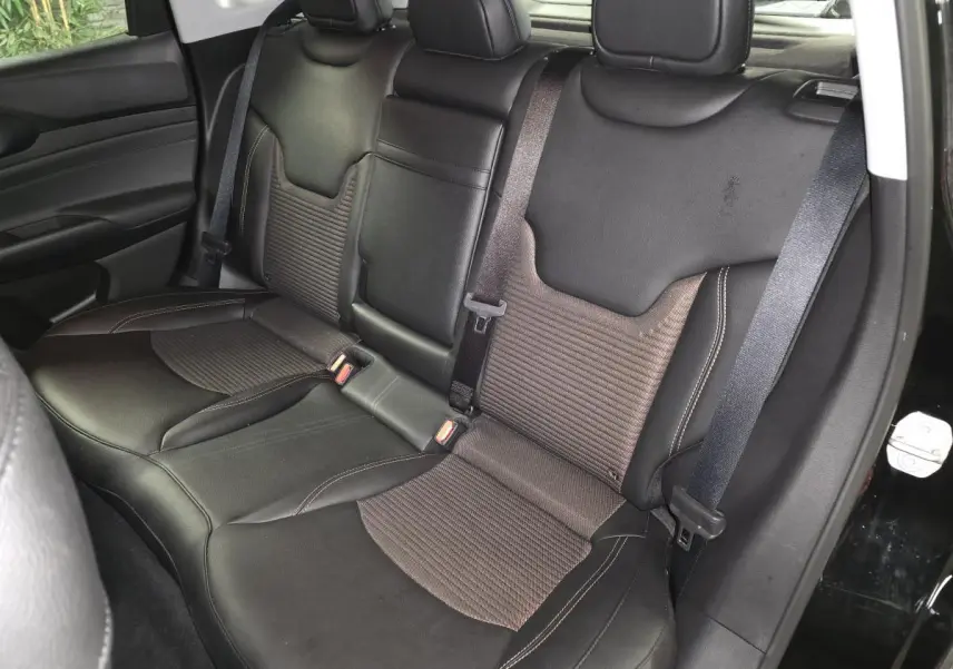 Vue rapprochée de la banquette arrière en sellerie mixte noir et bronze du Jeep Compass 2024 noir.