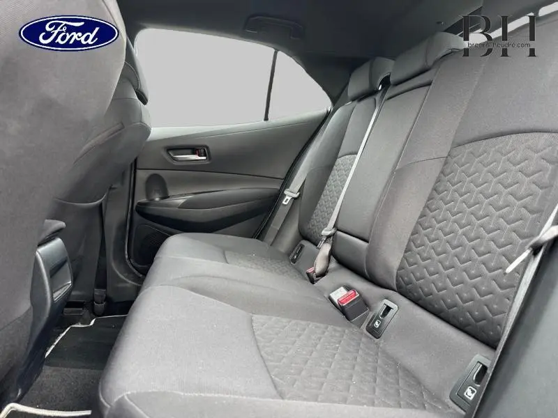 Vue intérieure côté droit des sièges arrière en tissu noir avec motifs géométriques d'une Toyota Corolla gris Manhattan métallisé.