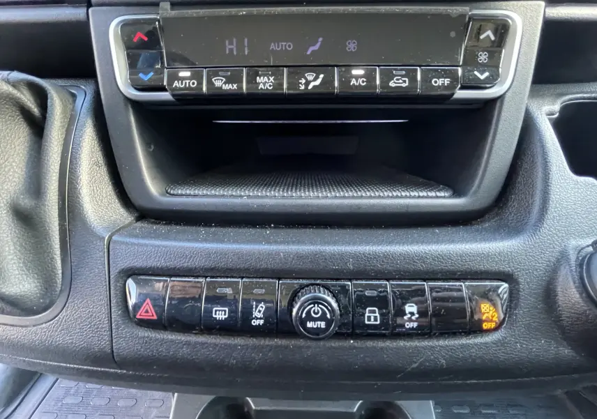 Détail du tableau de bord du Peugeot Boxer Fourgon blanc 2025 montrant les commandes de climatisation automatique et boutons de sécurité.