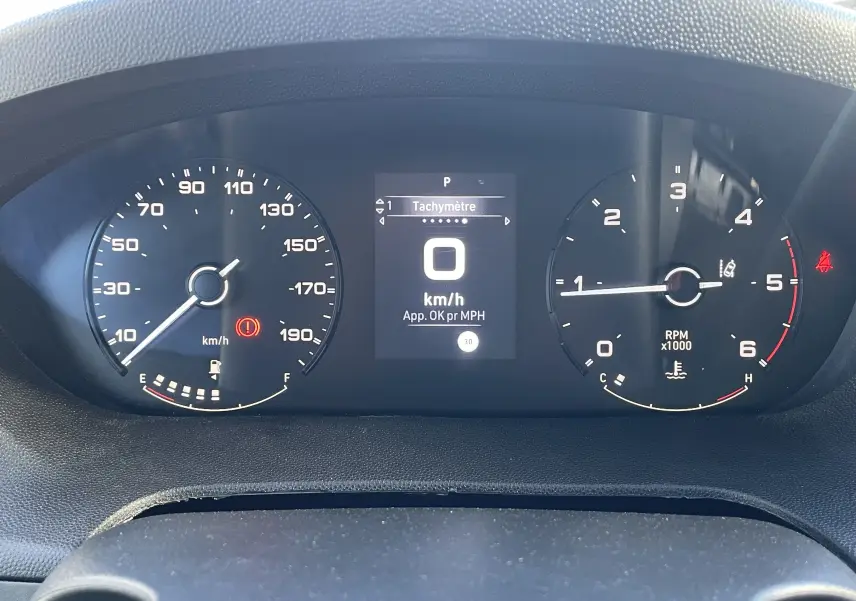 Vue rapprochée du tableau de bord du Peugeot Boxer Fourgon blanc 2025, affichage digital et compteurs analogiques.