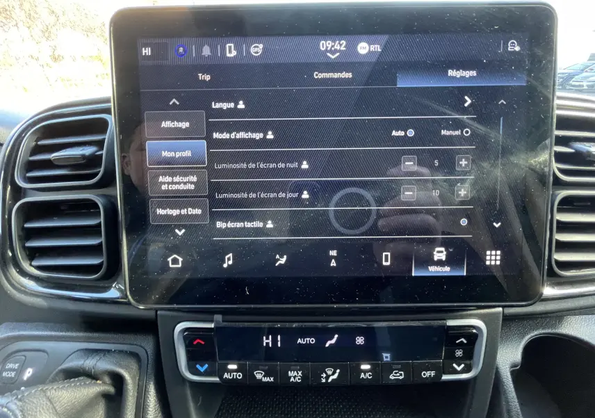Écran tactile central et commandes de climatisation du Peugeot Boxer Fourgon blanc, vue intérieure avant.