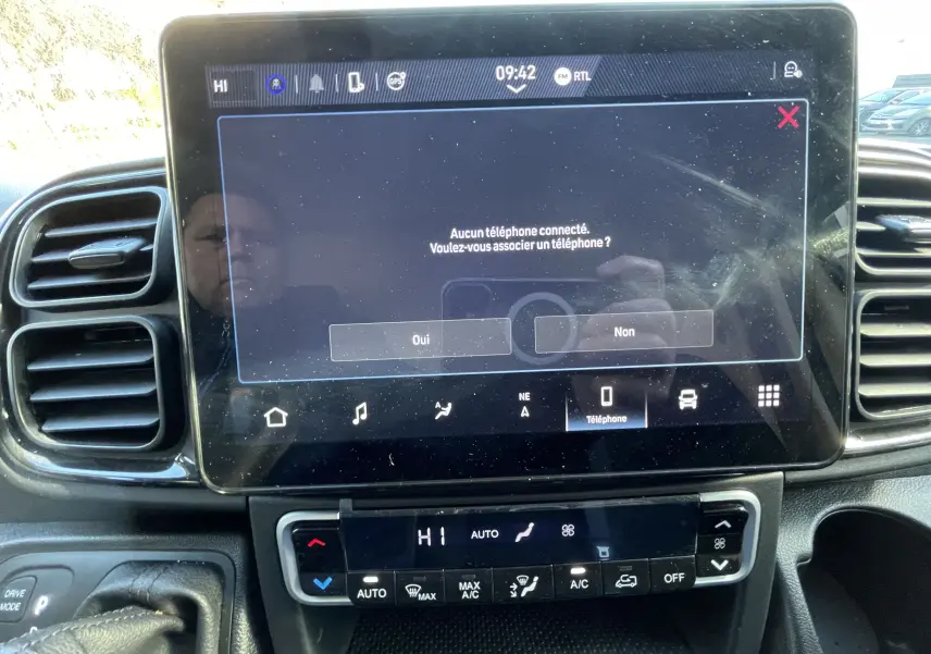 Écran tactile central du tableau de bord du Peugeot Boxer Fourgon blanc 2025, avec commandes climatisation visibles.