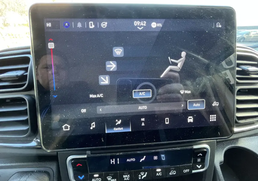 Écran tactile central du tableau de bord du Peugeot Boxer Fourgon blanc, affichant la climatisation automatique.