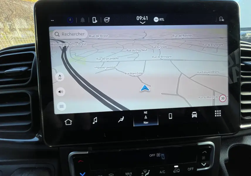 Écran tactile du système de navigation du Peugeot Boxer Fourgon L4H2 2025 avec commandes climatisation en dessous.